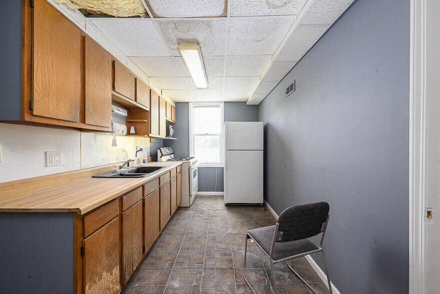 More Photos Of 7164 Kaw Dr, Kansas City Warehouse For Sale