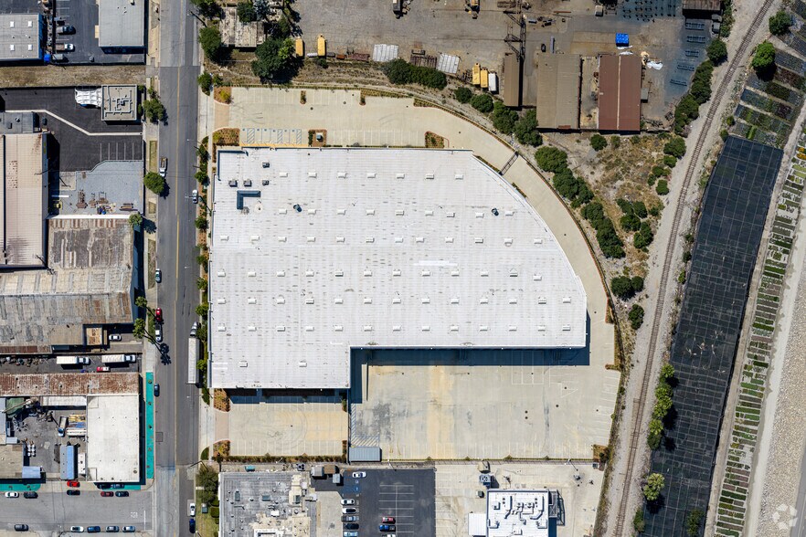More Photos Of 415 S Motor Ave, Azusa Warehouse For Lease