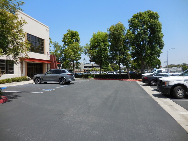 More Photos Of 19801 Hamilton Ave, Torrance Warehouse For Lease