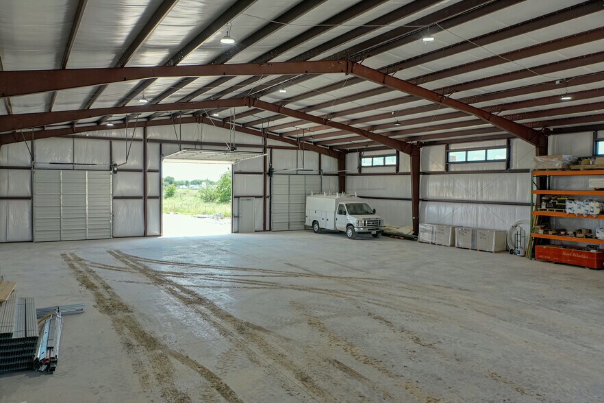 More Photos Of 2912 Chambers St, Venus Service For Lease