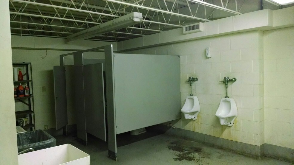 More Photos Of 420 Woodruff Rd, Joliet Warehouse For Lease