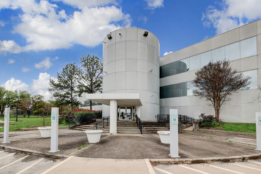 More Photos Of 7000 Hollister St, Houston Office For Sale