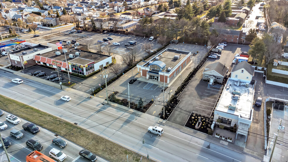 Primary Photo Of 284 N Broadway, Hicksville Bank For Lease