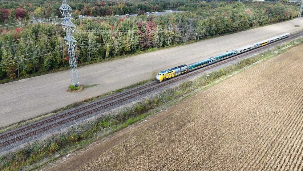 More Photos Of 500 Rue Léger, Riviere-beaudette Manufacturing For Sale