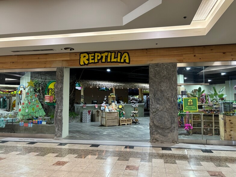 More Photos Of 785 Wonderland Rd S, London Freestanding For Lease