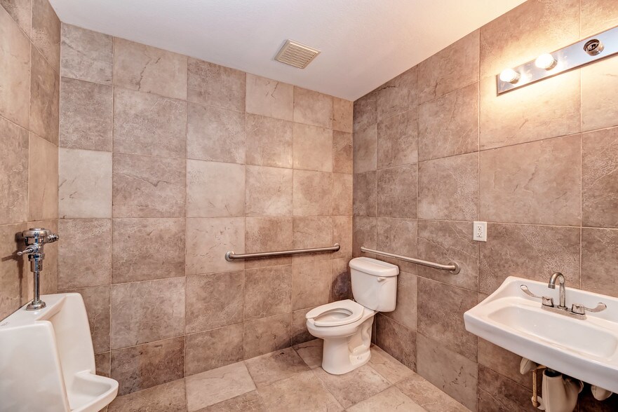 More Photos Of 1926 18th St, Sarasota Warehouse For Sale