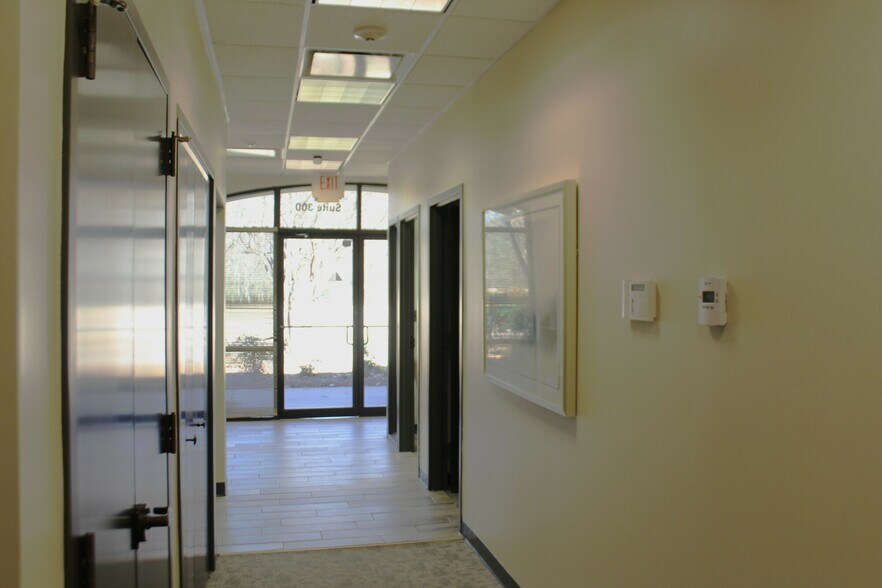 More Photos Of 601 Crescent Blvd, Madison Office For Lease