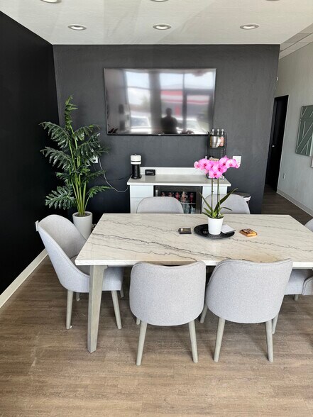 More Photos Of 901 E Main St, Yukon General Retail For Lease