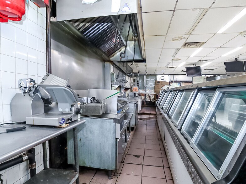 More Photos Of 1300 Clove Rd, Staten Island Freestanding For Lease