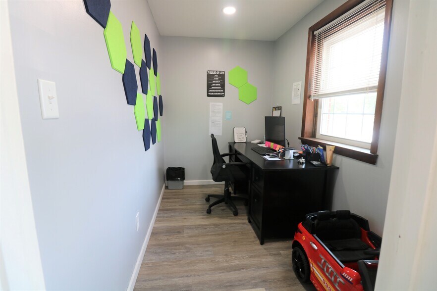 More Photos Of 1010-1090 N Market St, Troy Medical For Lease