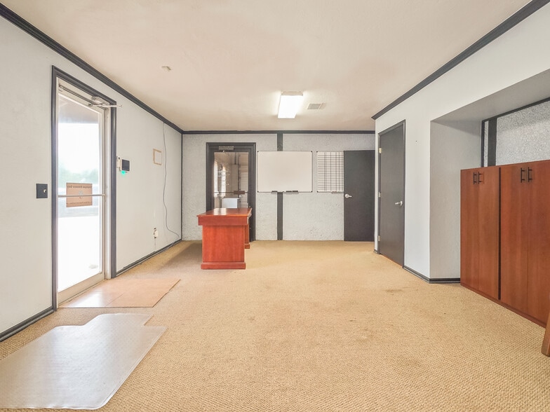 More Photos Of 401 S Ranchwood Blvd, Yukon Flex For Sale