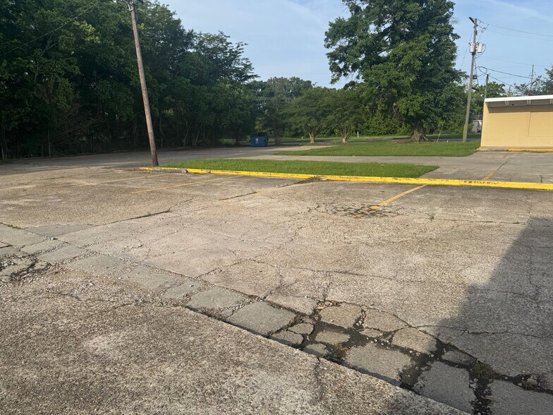 More Photos Of 9462 Florida Blvd, Baton Rouge General Retail For Sale
