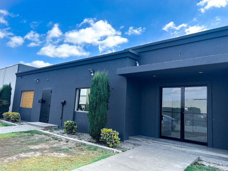 More Photos Of 1110-1112 E Ash Ave, Fullerton Manufacturing For Lease