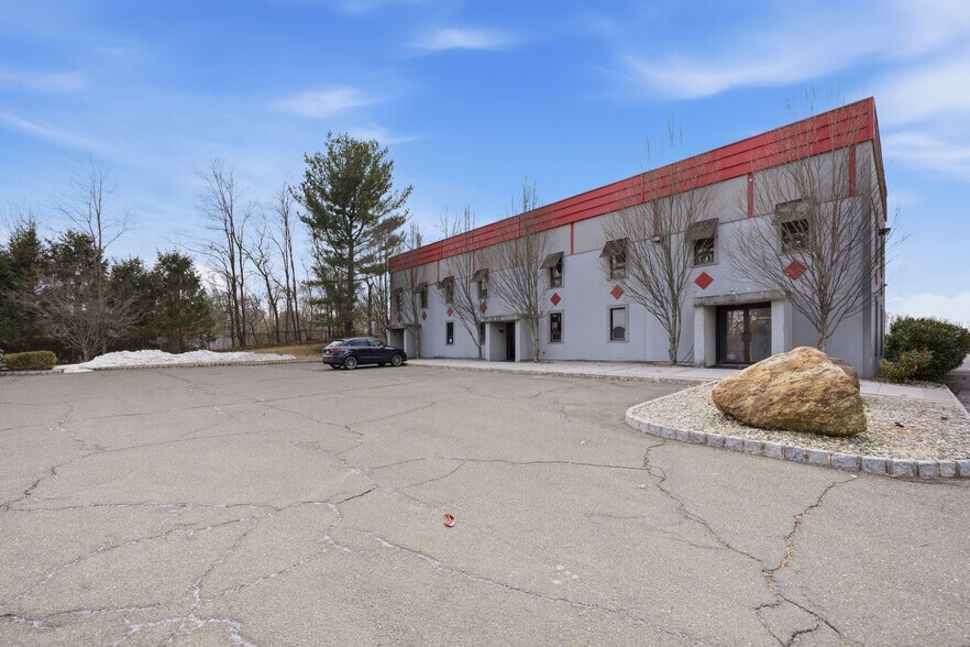 More Photos Of 173 Amboy Rd, Morganville Warehouse For Lease