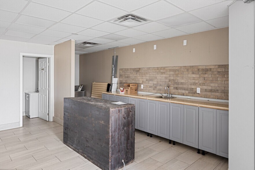 More Photos Of 33 Oak St E, Leamington Convenience Store For Sale