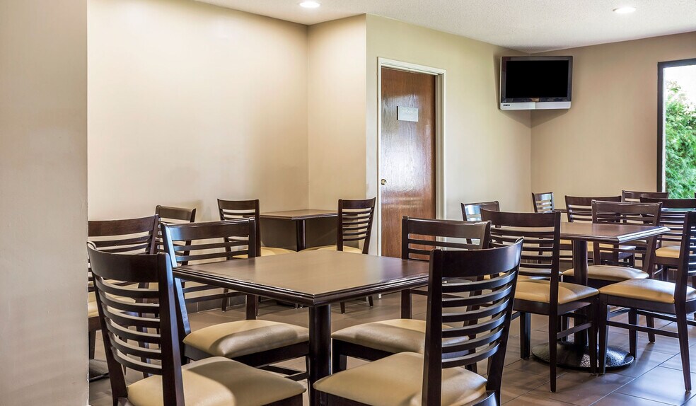 More Photos Of 2235 173rd St, Lansing Hotel For Sale