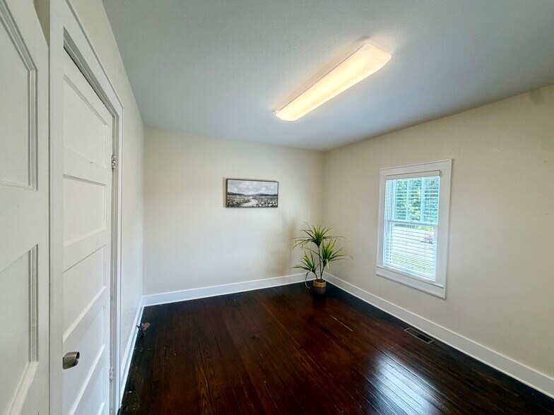 More Photos Of 904 W Lamar Alexander Pky, Maryville Office For Lease