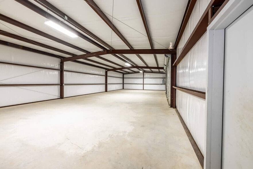 More Photos Of 713 N Riedel St, Yorktown Office For Sale