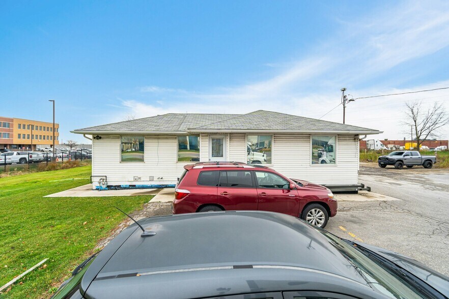 More Photos Of 140-160 Derry Rd E, Mississauga Office For Sale