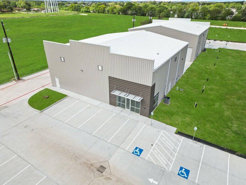 More Photos Of 2050 Commerce Dr, Rosenberg Warehouse For Sale