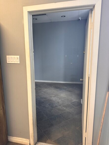 More Photos Of 1707 Sismet Rd, Mississauga Service For Lease