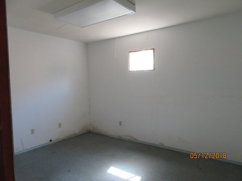 More Photos Of 205 NE Loop 230, Smithville Warehouse For Lease