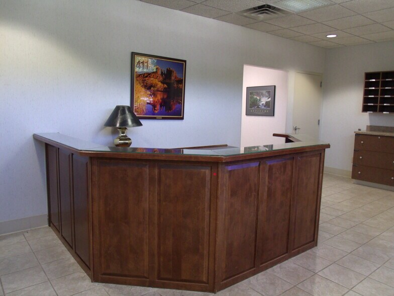 More Photos Of 411 Holmes St, Frankfort Light Distribution For Sale