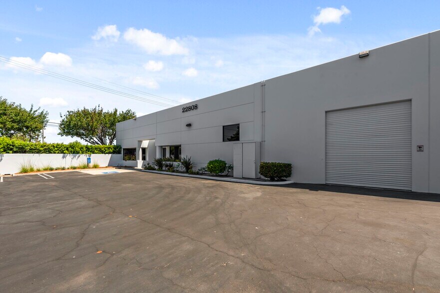 More Photos Of 22808 Lockness Ave, Torrance Warehouse For Lease