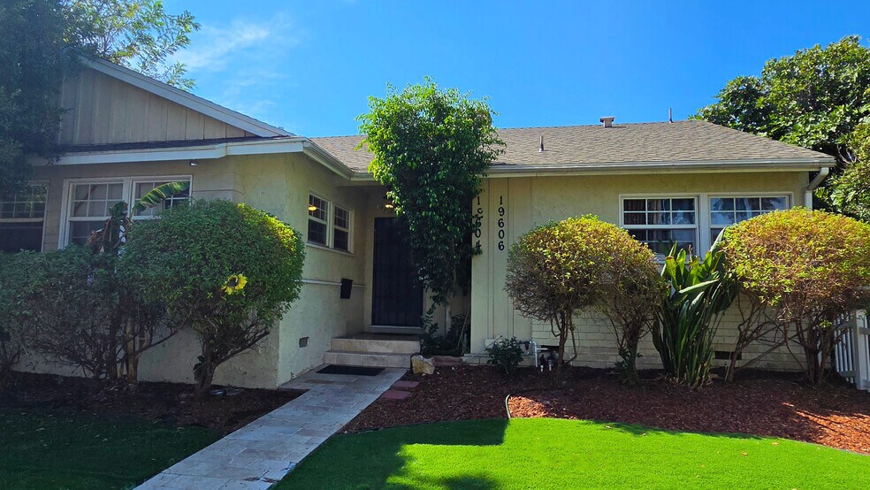 More Photos Of 19604 Victory Blvd, Tarzana Apartments For Sale