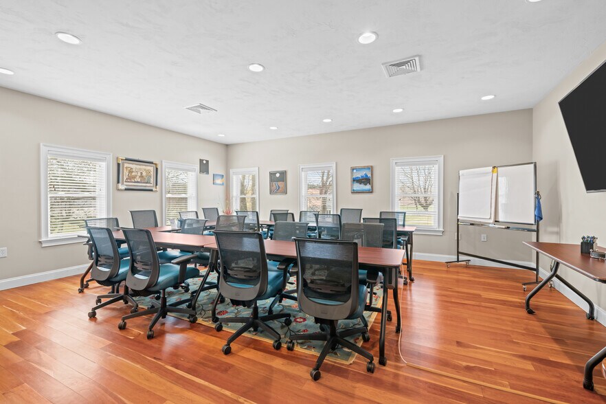 More Photos Of 385 South St, Shrewsbury Office For Sale