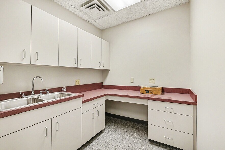 More Photos Of 599 Freedom Park Dr, Edgewood Medical For Lease