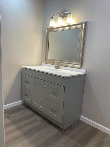 More Photos Of 104-108 S Main St, Victoria Office For Lease