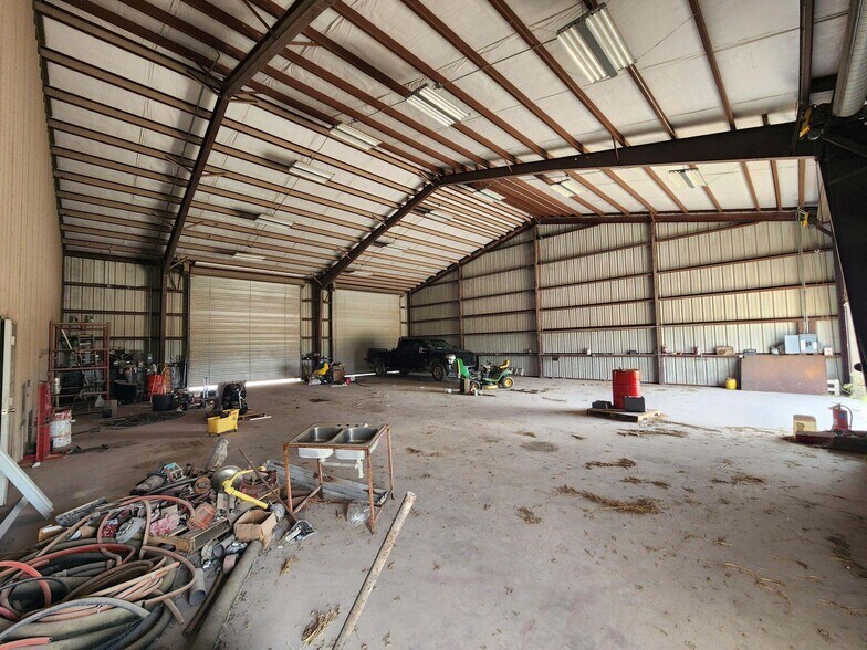 More Photos Of 2620 E Corral Ave, Kingsville Warehouse For Lease
