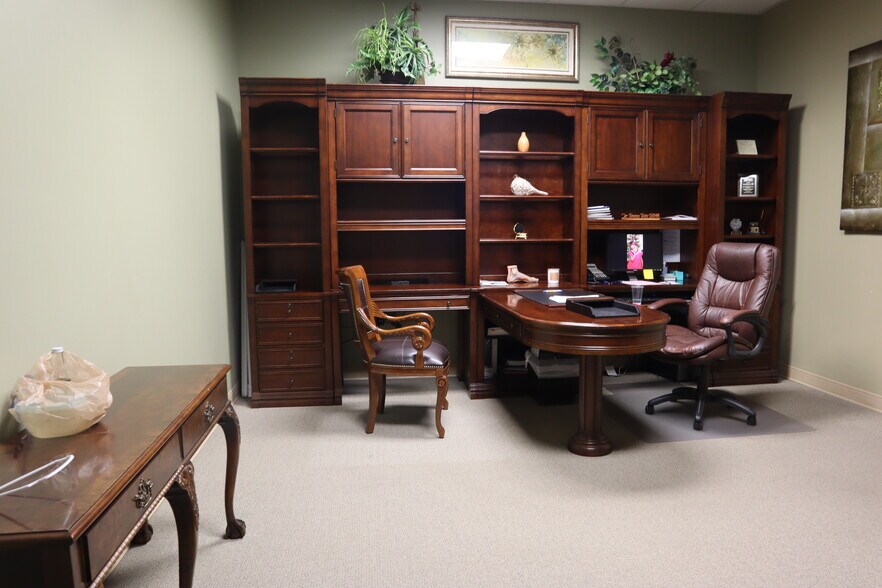 More Photos Of 9405 Huffmeister Rd, Houston Storefront Retail Office For Lease