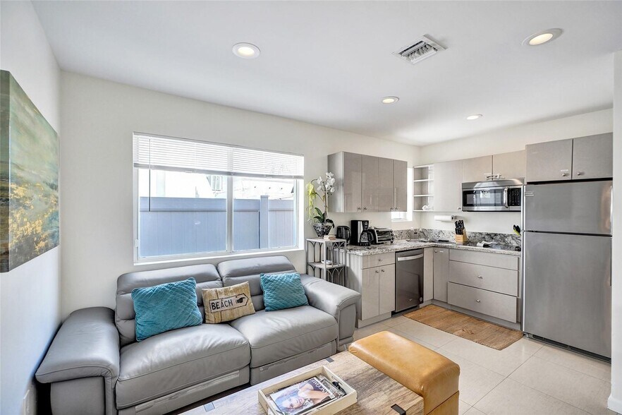 More Photos Of 322 Oklahoma St, Hollywood Multifamily For Sale