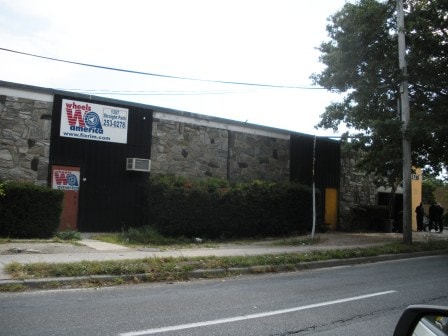 More Photos Of 1351-1357 Straight Path Rd, Wyandanch Warehouse For Lease
