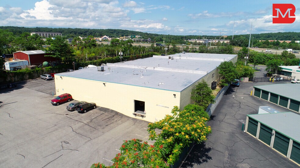 More Photos Of 160-184 Express Dr S, Brentwood Warehouse For Lease