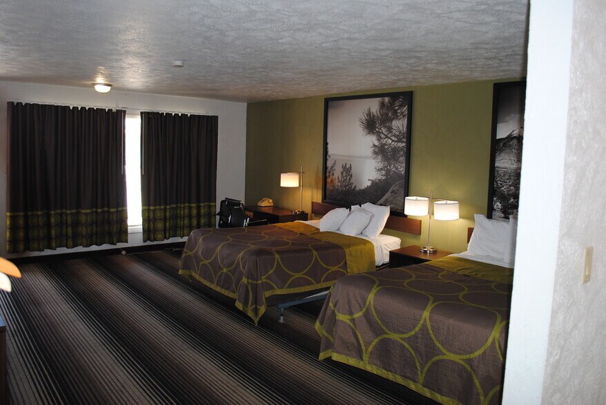 More Photos Of 930 6th St, Wells Hotel For Sale