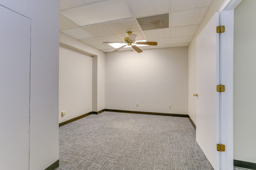 More Photos Of 1222 Executive Blvd, Chesapeake Showroom For Lease