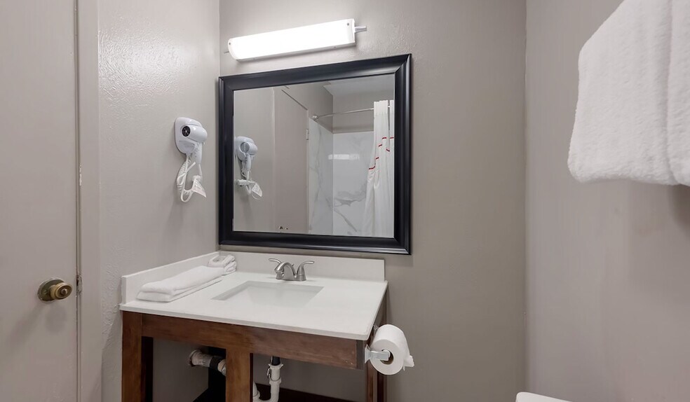 More Photos Of 203 N I-45, Madisonville Hotel For Sale