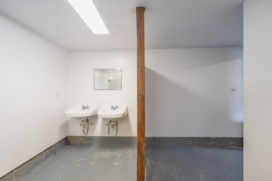 More Photos Of 167 Hill Rd, Kingston Sports And Entertainment For Sale
