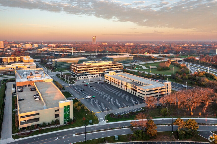 More Photos Of 2001 York Rd, Oak Brook Office For Lease