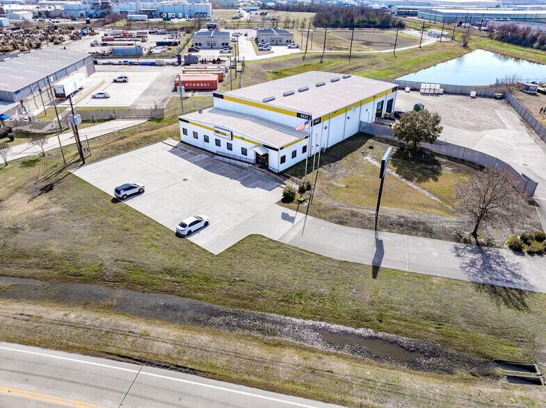 More Photos Of 4820 Railroad St, Deer Park Warehouse For Lease