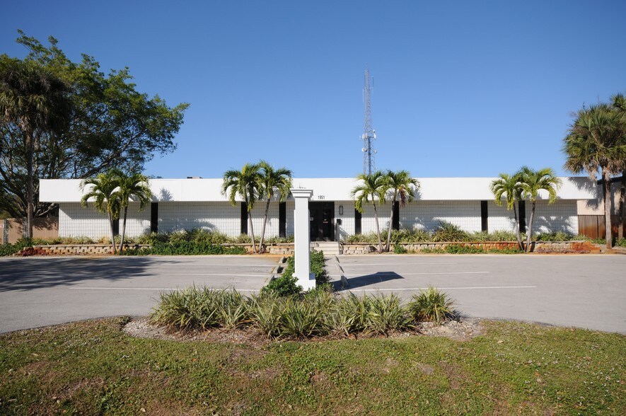 More Photos Of 1951 J And C Blvd, Naples Service For Lease