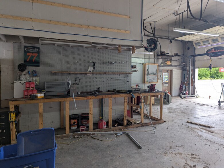 More Photos Of 14367 Lincoln Hwy, Everett General Retail For Sale