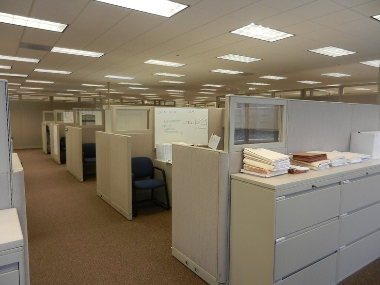 More Photos Of 211 W Ridge Rd, Griffith Office For Lease
