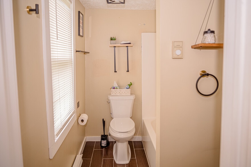 More Photos Of 2735 PA-390, Canadensis Hospitality For Sale