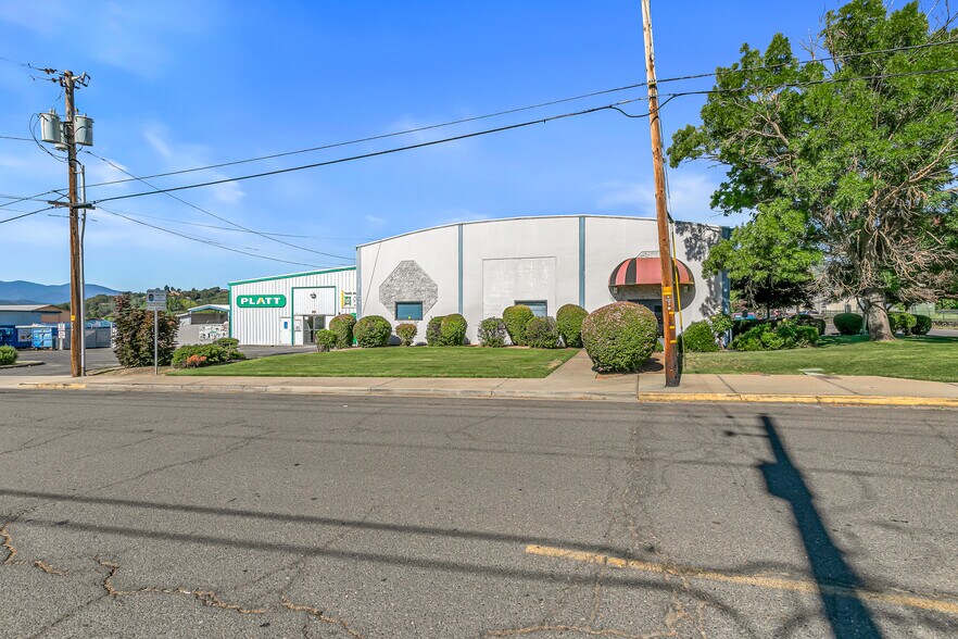 More Photos Of 1990 NW Washington Blvd, Grants Pass Warehouse For Sale