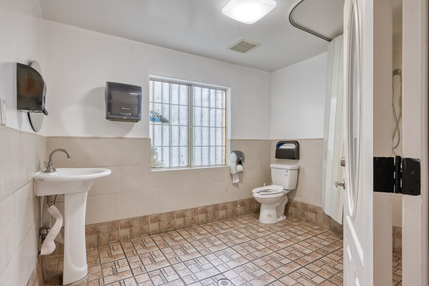 More Photos Of 2502 W 3rd St, Los Angeles Medical For Sale