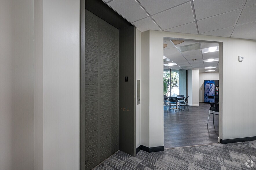 More Photos Of 2655 Villa Creek Dr, Dallas Office For Lease